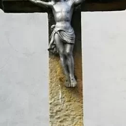 Kamenný novogotický kříž