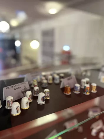 Výstavní prostor v&nbsp;expozici klobouků