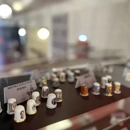 Výstavní prostor v expozici klobouků