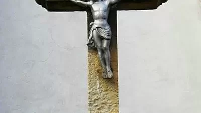 Kamenný novogotický kříž