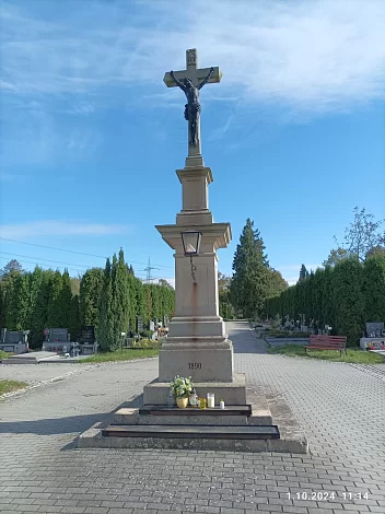 Kreuz mit Laterne in der Mittelachse des Friedhofs